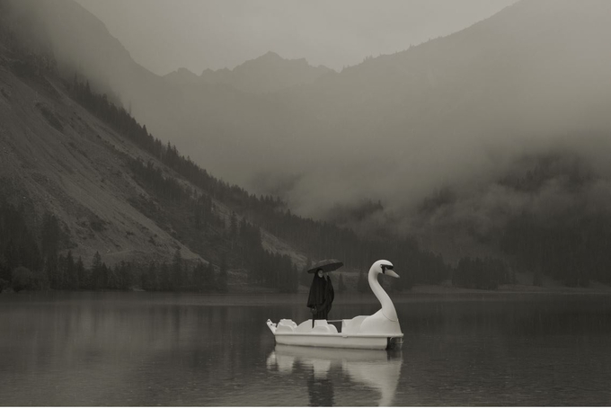 어윈 올라프_백조 The Swan(2020), 아카이벌 피그먼트 프린트_160x240 cm. (사진=수원시립미술관 제공)