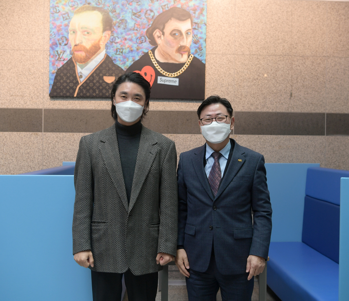 아티스트 배드보스가 교육도시 오산시에 자신의 팝아트 작품 ‘18세기 어느 두 화가’를 기증했다.(사진=오산시 제공)