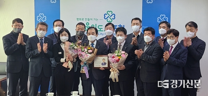 감사패 전달식 참석자들이 함께 박수치며 축하하고 있다. (사진=문석완 기자)