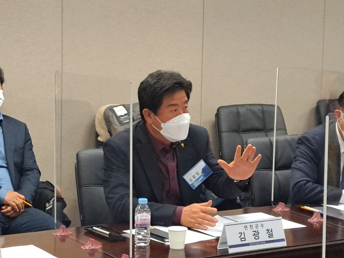 김광철 연천군수가 접경지역 시장·군수협의회에서 기조연설을 하고 있다. (사진= 연천군 제공)<br>
<br>
