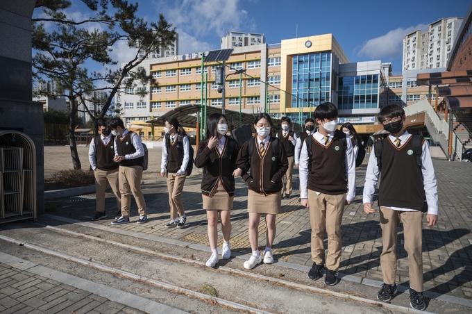 변신을 꿈꾸는 김포 솔터고등학교 학생들이 대화를 나누며 교문을 나서고 있다.(사진= 김포 솔터고등학교 제공)
