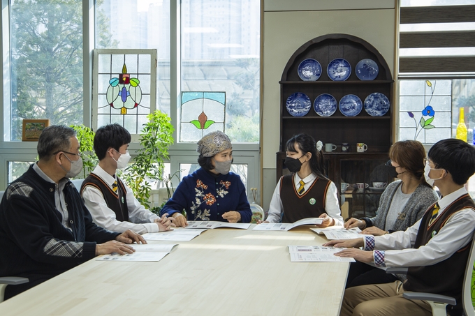 전은옥 솔터고등학교 교장과 학생들이 대화를 나누고 있다.(사진= 김포 솔터고등학교 제공)