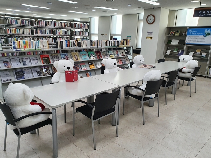 코로나19로 인해 비대면으로 추진하는 적성도서관의 '나홀로 도서관에'를 위해 준비된 도서관 내부.(사진=파주시 제공)