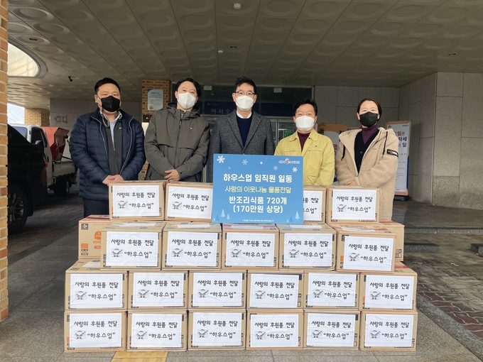 시흥시 도창동 소재 하우스업 모든 임직원들이 21일 매월 모금해 온 후원금을 관내 저소득계층에 전달해 달라며 반조리 식품 약720개를 기부하였다.(사진=시흥시 제공)