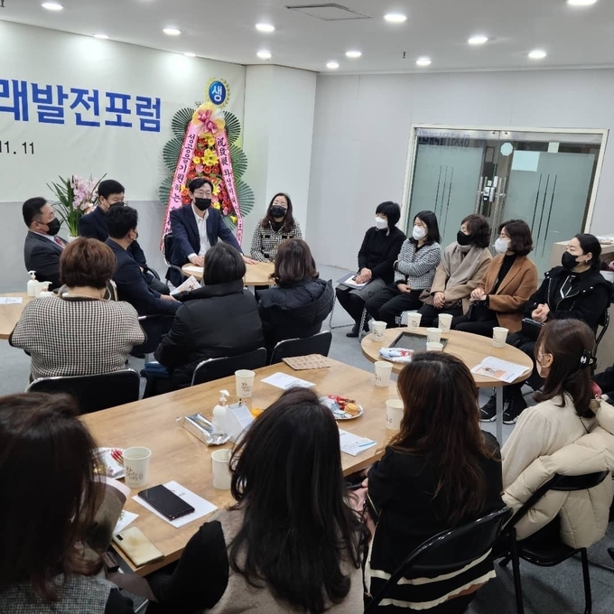 정명근 화성미래발전포럼 대표가 유아교육정책위원들과 유아교육 지원정책 문제점에 대해 논의를 펼치고 있다(사진= 화성미래발전포럼 제공)