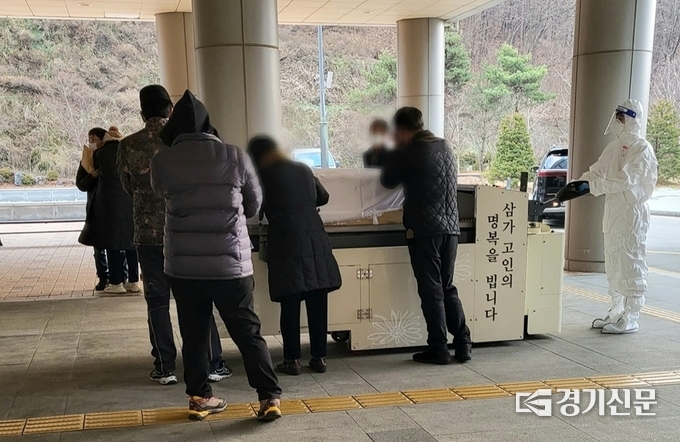 용인 평온의숲 나래원에서 코로나19 사망자들의 화장이 진행됐다. 유족들은 코로나19 감염 위험으로 건물 내부까지 들어가지 못했다. (사진=김혜진 기자)