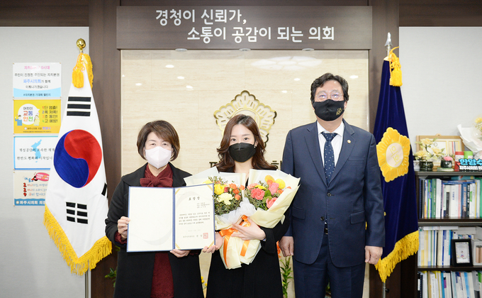 파주시의회가 12월 칭찬공무원으로 고지영 주무관을 선정하고 표창했다.(사진=파주시의회 제공)