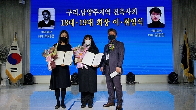 구리·남양주지역건축사회는 지난 17일 남양주시사회복지관 서부희망케어센터에 취약계층과 건축전공 청소년 장학금 지원을 위해 후원금 600만 원을 전달했다.(사진=남양주시 제공)