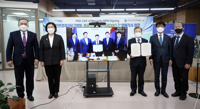 원격 영상으로 양국 관계자들이 기념촬영을 했다. 왼쪽부터 바트사이항 푸렙삼보 주한몽골대사관 경제상무 참사관, 남스라이 에르덴토야 주한 몽골대사, 인천경제청 이원재 청장, 김태권 투자유치본부장, 정경원 투자유치기획과 과장. ( 사진 = 인천경제청 제공 )