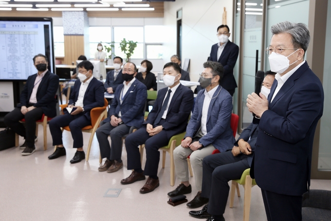 제3회 IFEZ 혁신성장 플랫폼-ESG 경영강의에서 이원재 인천경제청장이 인사말을 하고 있다.