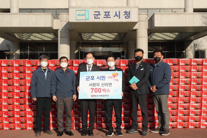 ㈜농심, 군포시에 라면 700상자 기탁한 모습.(사진= ㈜농심)