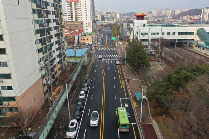 문산역 주변도로가 깔끔하게 재포장되어 산뜻한 모습으로 정비됐다.(사진=-파주시 제공)