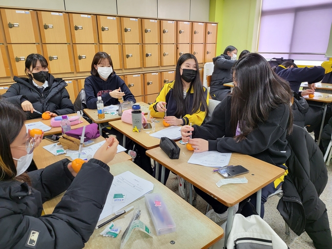 연수연고 학생들이 학교자율교육과정 프로그램에 참여해 밝은 표정으로 강의를 수강하고 있다. ( 사진 = 연수여고 제공 )