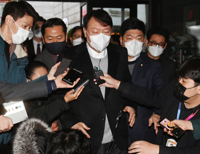  국민의힘 윤석열 대선 후보가 22일 오전 서울 여의도 국민의힘 당사로 출근하며 취재진의 질문을 받고 있다. (사진=국회사진기자단/연합뉴스)