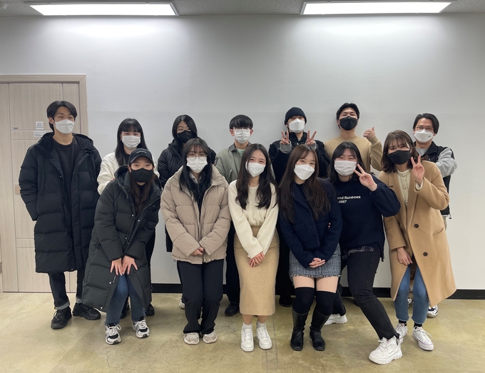 ‘경기 젊은작가(New Blood)’ 선정작가와 최기영 공공예술팀장(뒷줄 맨오른쪽)이 기념 촬영을 하고 있다. (사진=경기문화재단 제공)