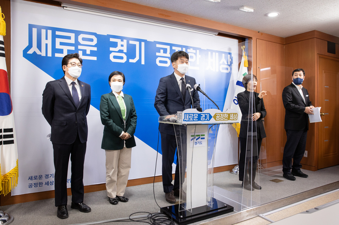 경기도 기후대응 산업전환 특별위원회의 공동위원장인 조명래 전 환경부 장관(사진 가운데)이 22일 오후 1시 20분 경기도청에서 공동 기자회견을 열고 경기도형 탄소중립 선도사업 내용을 발표하는 모습. (사진=경기도청)