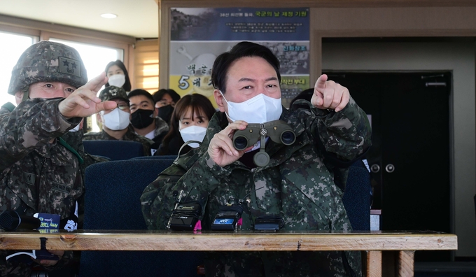 국민의힘 윤석열 대선 후보가 지난 20일 강원 철원군 육군 3사단 백골부대 전방관측소(OP)를 찾아 전방지역을 바라보고 있다. (사진=국회사진기자단/연합뉴스)