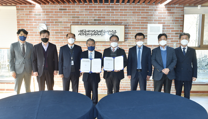 경기도교육청과 경기도교원단체총연합회가 22일 수원 광교헌 서봉재에서 2021년 교섭·협의 조인식을 가졌다. (사진=수원시 제공)