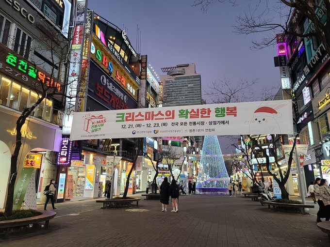 안양 범계동 평촌1번가 일대. 소상공인들은 강화된 방역수칙 탓에 연말 특수에 대한 기대는 고사하고 오늘의 생존을 걱정해야 한다고 입을 모았다. (사진=박해윤 기자)