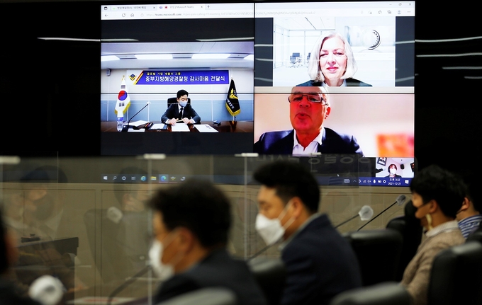 중부해경청에서 독일 세플러사 관계자가 화상 대면을 통해 '위조상품 단속활동' 에 대한 감사함을 전달하고 있다. ( 사진 = 중부해경 제공 )