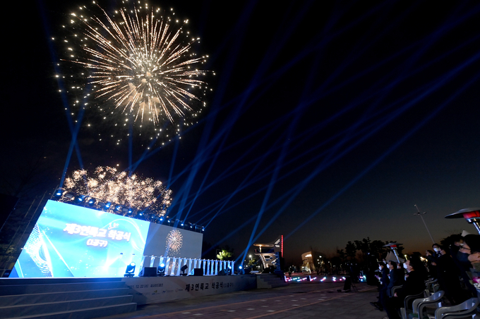 22일 중구 영종도 씨사이드파크에서 열린 '제3연륙교 착공식'에서 불꽃놀이가 펼쳐지고 있다. ( 사진 = 인천시 제공 )