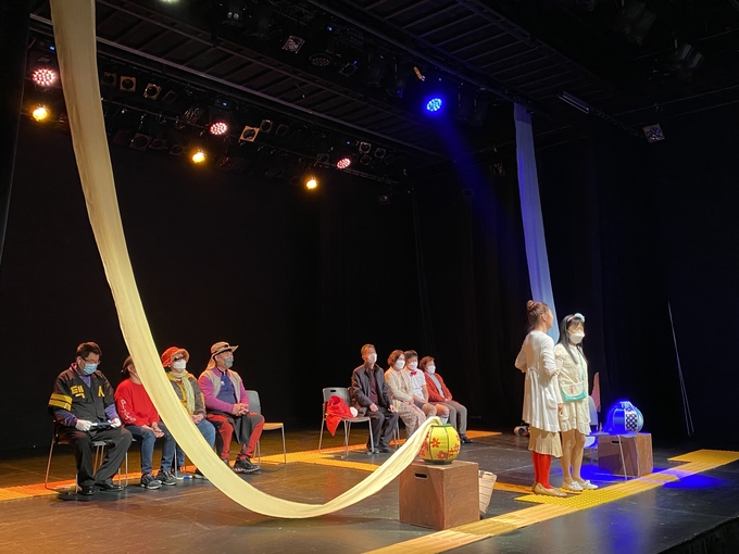 시각장애인 마당예술동아리 '마냥'의 발표회가 진행되고 있다. ( 사진 = 미추홀학산문화원 제공 )