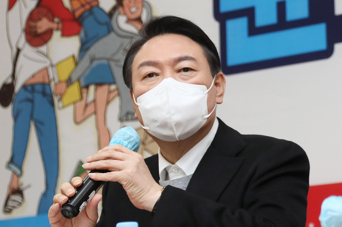 국민의힘 윤석열 대선 후보가 22일 오후 전북 전주시 덕진구 전북대학교 최명희홀에서 학생들과 타운홀 미팅을 하고 있다. (사진=연합뉴스 제공)