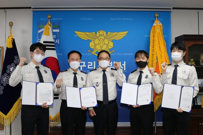 구리소방서는 지난 22일 소방공무원 비대면 체력증진대회에서 우수한 성적을 거둔 직원에 대해 시상식을 진행했다.(사진=구리소방서 제공)