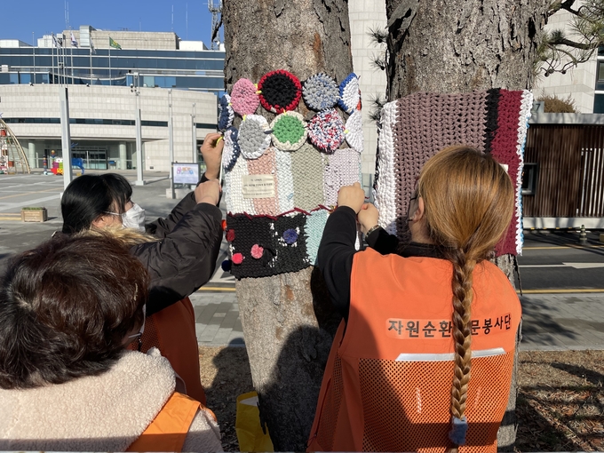 ㈔남양주시자원봉사센터는 지난 22일 추운 겨울철을 맞아 나무들의 겨울나기를 돕고, 해충으로부터 나무를 보호하기 위해 ‘나무 옷 입히기 활동’을 진행했다.(사진=남양주시 제공)