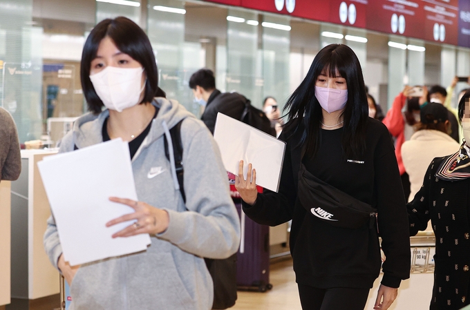 학창 시절 폭력(학폭) 가해 논란에 휩싸인 배구선수 이재영·이다영 자매가 16일 오후 그리스 리그 PAOK 테살로니키 구단에 합류하기 위해 인천국제공항 제1터미널에서 출국장으로 이동하고 있다. (사진=연합뉴스)