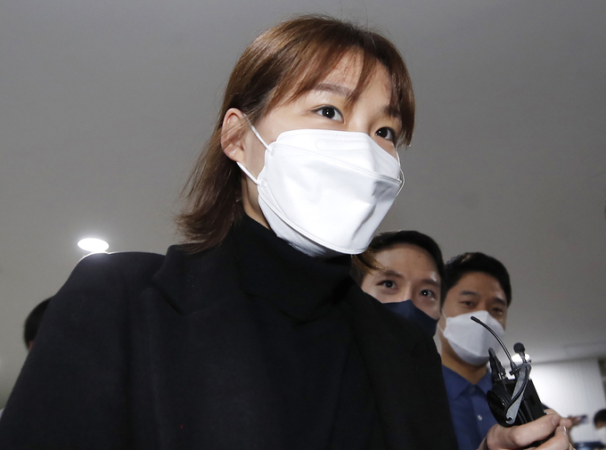 여자 프로배구 IBK기업은행이 무단이탈 논란을 빚은 세터 조송화(28)와의 선수계약을 해지했다. IBK기업은행은 13일 보도자료를 통해 "조송화에 대한 선수계약 해지를 결정했다"고 공식 발표했다. 사진은 지난 10일 마포구 한국배구연맹에서 열린 상벌위원회에 출석하는 조송화 (사진=연합뉴스)