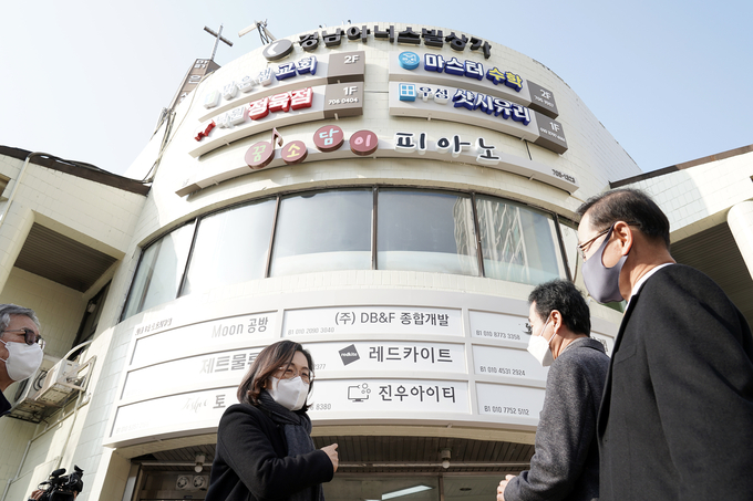 은수미 시장이 간판개선사업 현장을 둘러보고 있다. (사진=성남시 제공)