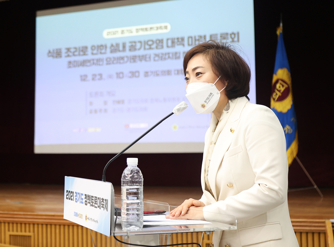23일 경기도의회가 개최한 ‘식품조리로 인한 실내 공기오염 대책 마련 토론회’에서 발언을 하는 안혜영 경기도의회 경기노동위원회 위원의 모습. (사진=경기도의회 제공)
