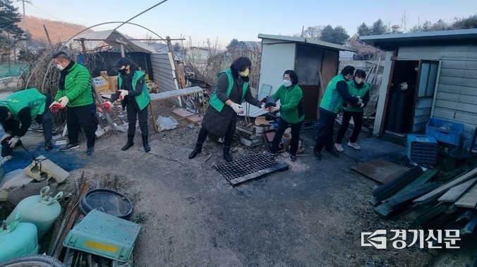 직장새마을운동포천시협의회(회장 정미옥) 회원들이 한 가정의 창고로 연탄배달을 하고 있다. (사진=포천시 제공)