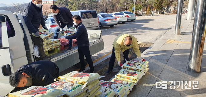 기탁된 쌀을 전달하기 위해 트럭에 옮겨 싣고 있다. (사진=포천시 제공)