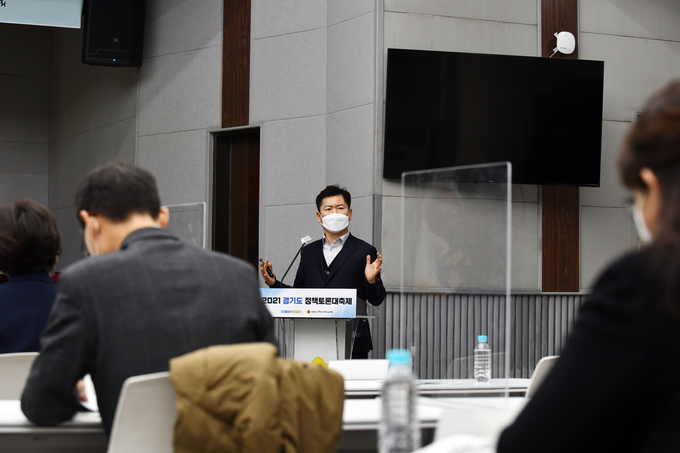23일 이범진 아주대학교 약학대학 교수가 ‘폐의약품 수거와 처리 방법 개선을 위한 토론회’에서 주제를 발표하는 모습. (사진=경기도의회 제공)