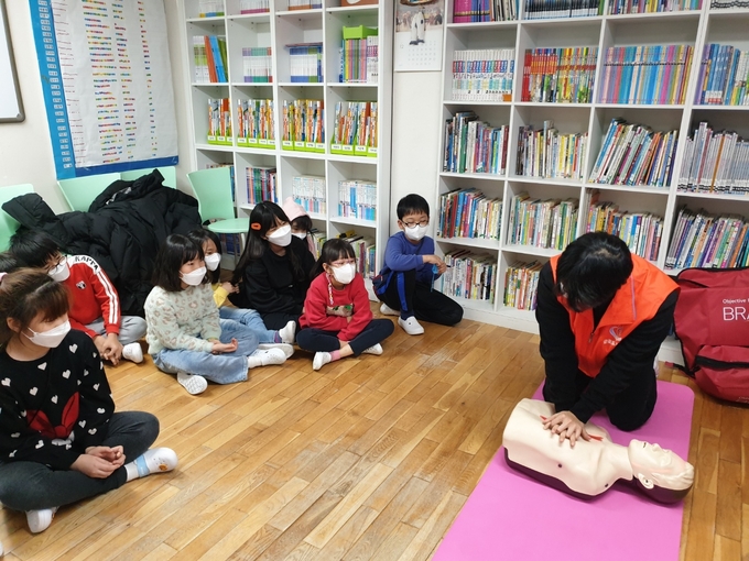 군포도시공사가 지역아동센터 대상 심폐소생술 교육 지원하고 있다.(사진= 군포도시공사 제공)