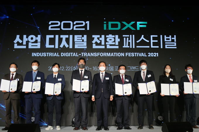 지난 22일 서울 코엑스에서 열린 2021년도 산업지능화대상 시상식에서 SK인천석유화학 이규호 SHE∙Tech실장(오른쪽에서 네번째) 등 수상자들이 박진규 산업통상자원부 차관과 기념사진을 촬영하고 있다. ( 사진 = SK인천석유화학 제공 )