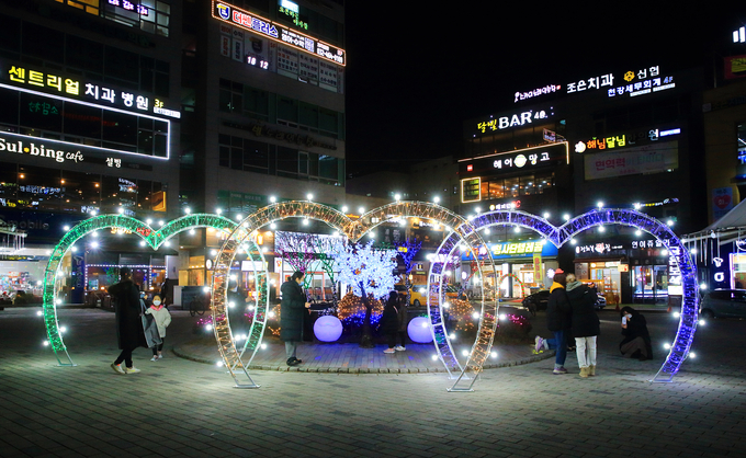 남동구 서창2지구 회전교차로에 꾸며진 별빛거리. ( 사진 = 남동구 제공 )