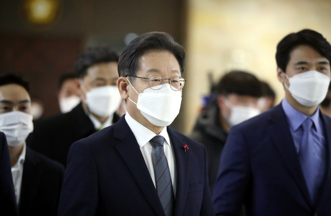 더불어민주당 이재명 대선후보가 지난 22일 서울 여의도 국회에서 열린 의원총회에 참석하기 위해 이동하고 있다. (사진=연합뉴스/자료사진)
