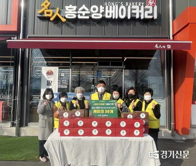 봉사단체 같이플러스(단장 김영선)는 아이들을 위한 크리스마스 케익을 소흘읍에 기탁했다. (사진=포천시 제공)