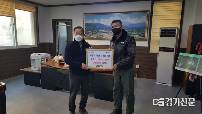 2652부대에서 이동면에 구호물품을 전달했다. (사진=포천시 제공)