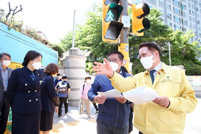 최대호 안양시장이 어린이 보호구역내 교통안전시설을 점검하고 있다.(사진= 안양시 제공)