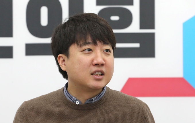 인터뷰 하고 있는 국민의힘 이준석 대표 (사진=연합뉴스)