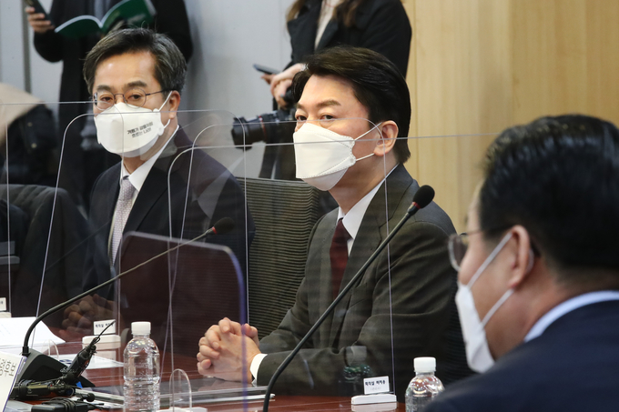국민의당 안철수 대선 후보(왼쪽 두번째)와 새로운물결 김동연 대선 후보(왼쪽) (사진=연합뉴스/자료사진)