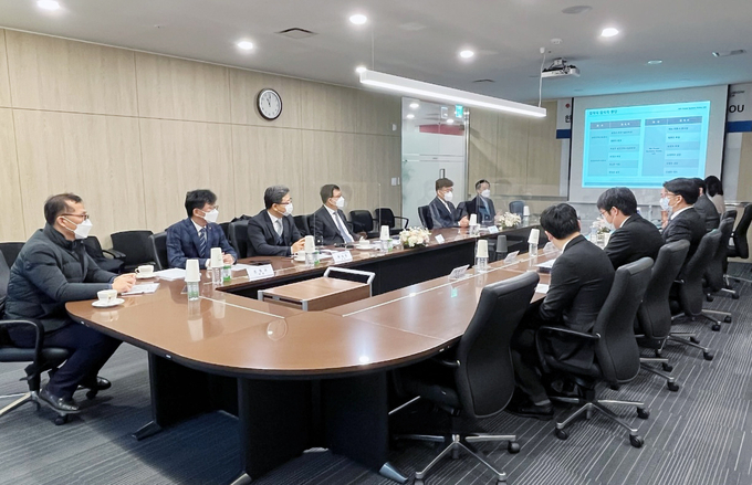 수소 가스터빈 개체 협력 업무협약 후 참석자들이 간담회를 진행하고 있다. (사진=한국지역난방공사 제공)