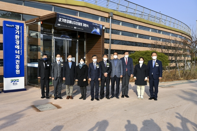 김포시에 문열 연 경기환경에너지진흥원에 정하영 시장을 비롯해 김포시의회 신명순 의장, 김주영 국회의원 등이 참석해 기념사진을 찍고 있다.(사진=김포시 제공)