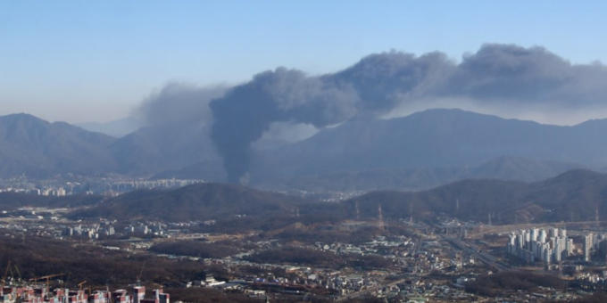 26일 오전 경기도 하남시 한 소파공장에서 불이 나 검은 연기가 치솟고 있다. (사진=연합뉴스 제공)