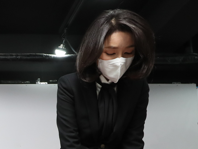 국민의힘 윤석열 대선 후보 부인 김건희 코바나컨텐츠 대표가 26일 오후 서울 여의도 국민의힘 당사에서 자신의 허위 이력 의혹과 관련해 입장문 발표에 앞서 인사하고 있다. (사진=연합뉴스 제공)