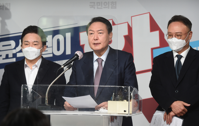 국민의힘 윤석열 대선 후보와 정책총괄본부단이 26일 오전 서울 여의도 당사에서 '상식 회복 공약-성장과 복지의 선순환' 관련 기자회견을 하고 있다. (사진=국회사진기자단/연합뉴스)